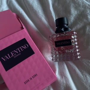 Valentino Parfym - En så kvinnlig och god parfym som passar allt o alla🤩 Säljer pga det inte riktigt var min typ av doft, hela flaskan är full då jag endast testat den☺️ Köptes för 1100kr