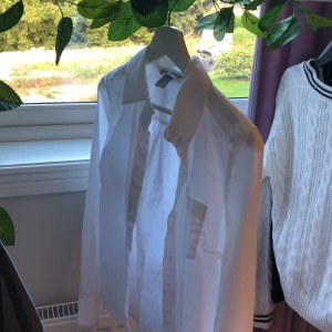 Hm skjorta vit, strl 34 som ungefär xs. - Andvänts få tal gånger, är i bra skick. Om du vill ha nått lite mer ”extra” till din outfit är denna skjorta perfekt! :)