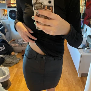Svart kjol - En svart skinn kjol från Vero Moda, köpt för 300, använd fåtal gånger, Ganska bra skick! 