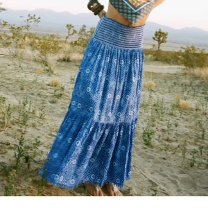 Långkjol Zara - Superfin långkjol med resår från Zara. På sista bilden har jag vikt upp den till en klänning vilket också går och är jättefint😉Strl M, men passar s-l skulle jag säga