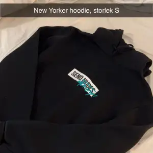 Svart New yorker hoodie, använd 1 gång så den är i mycket bra skick! Storlek S. Pris kan diskuteras 