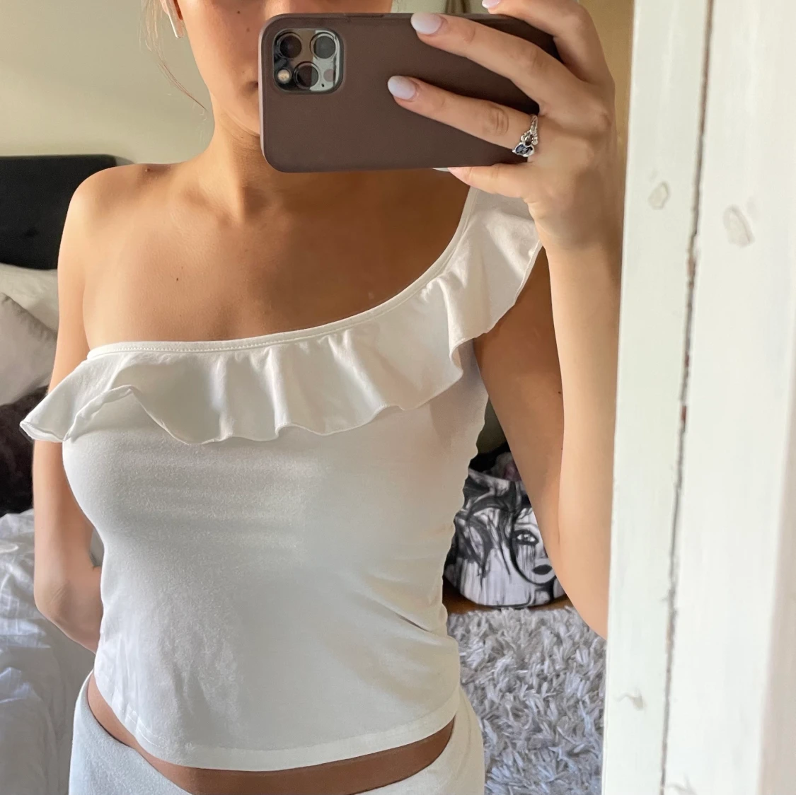 Vitt linne med volang