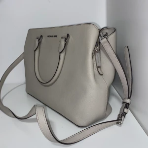 Michael Kors  - Väskan är i jättebra skick och har används fåtal gånger. Inga skador alls. 