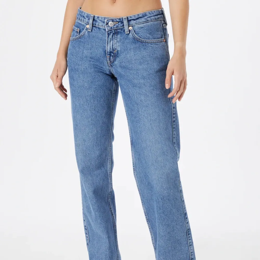 Arrow Low jeans från Weekday. Säljer då dom är för små för mig. Köpta för 500kr. Jeans & Byxor.