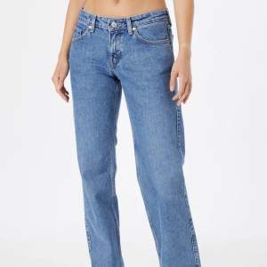 Arrow Low jeans från Weekday. Säljer då dom är för små för mig. Köpta för 500kr