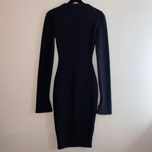 A-DSGN klänning - Väldigt fin klänning från A-DSGN Med öppen rygg, säljes på grund av för liten. Mycket bra skick. 