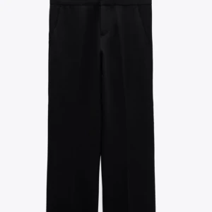 Low waist byxor - Säljer mina helt oanvända Low waist byxor från zara (kvar i paketet) då de var lite förstora i midjan för mig, jättebra kvalitet och långa i benen:) Säljer för 500 nypris 559☺️