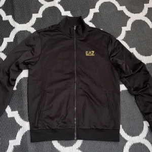 Armani tröja - Säljer Armani zip tröja storlek M