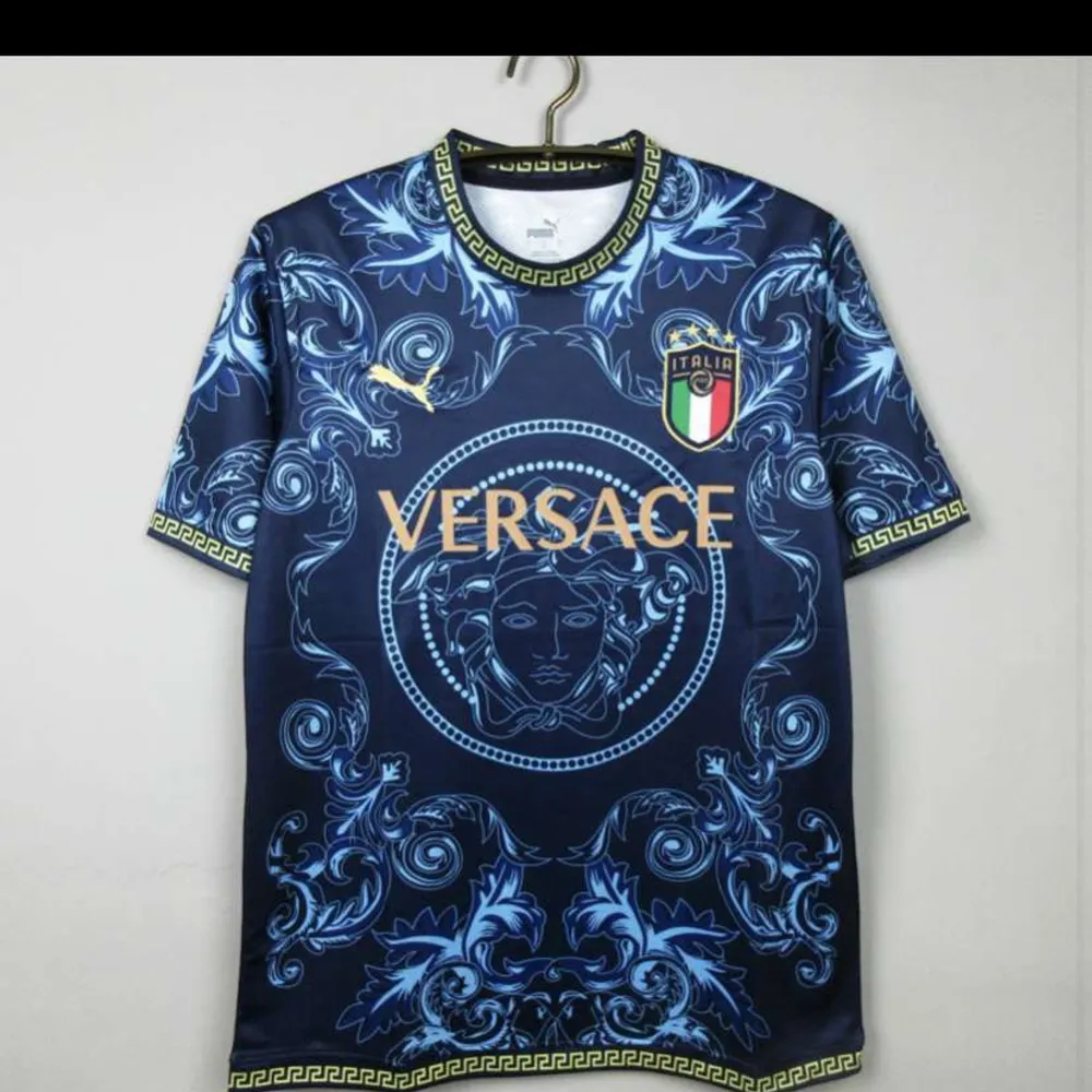 Italien tröja med Versace design på finns i storlekar S & M.. T-shirts.