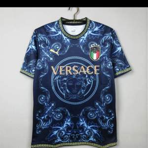 Italien tröja med Versace design på finns i storlekar S & M.