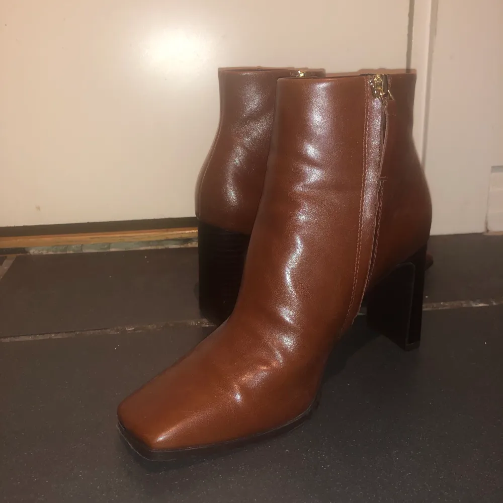 Säljer dessa underbara bruna boots från Mango i storlek 36. Säljer då dom är lite för små för mig, så gott som nya, aldrig använda förutom att jag provat att gå runt i dom. 150kr . Skor.