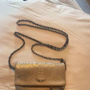 Väska - Säljer en Zadig väska i den minsta modellen, jätte snygg men kommer inte till användning