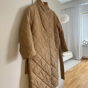 Arket jacka - Säljer min fina jacka från Arket för att den inte kommer till användning längre. Det är storlek XS. Nypris 1790 kr, säljer den för 700 kr❣️