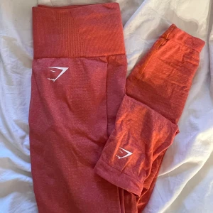 Tights  - Tights från gymshark i storlek S färgen korall! i bra skick!! säljs då de inte kommer till användning, de är lite ljusare i verkligheten 