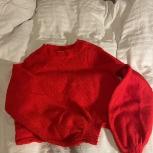 Stickad tröja  - Fin stickad tröja från weekday Lite kortare i modellen. I bra skick