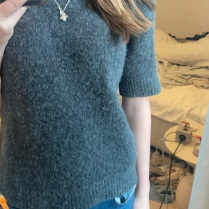 Stickad t-shirt - Säljer nu denna jättefina stickade t-shirt från cos. Väldigt bekväm och passar perfekt till hösten. Storlek S. Nypris ungefär 800kr och säljer för 500kr❤️❤️