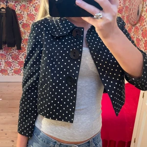 Säljer min fina prickiga jacka!🖤😁 - Sååå fin jacka som man kan ha knäppt och uppknäppt, jättefint skick och lite trekvartsarmar❤️❤️ Storlek 38 Köpt utomlands 