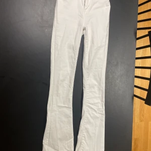 Vit Bootcut byxa - Vita långa bootcut byxa från Gina i storlek xs men är i väldigt stretchigt material
