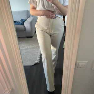 Beiga kostymbyxor - Kostymbyxor från hm, använda en gång, långa i benen! 