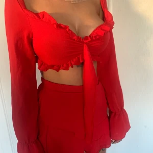 Röd 2 set - Aldrig använd, kjolen är som shorts 