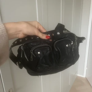 nunoo väska  - rymlig med flera fack och inga defekter!! köpt för ca 1500, säljer för mer än halva priset💗