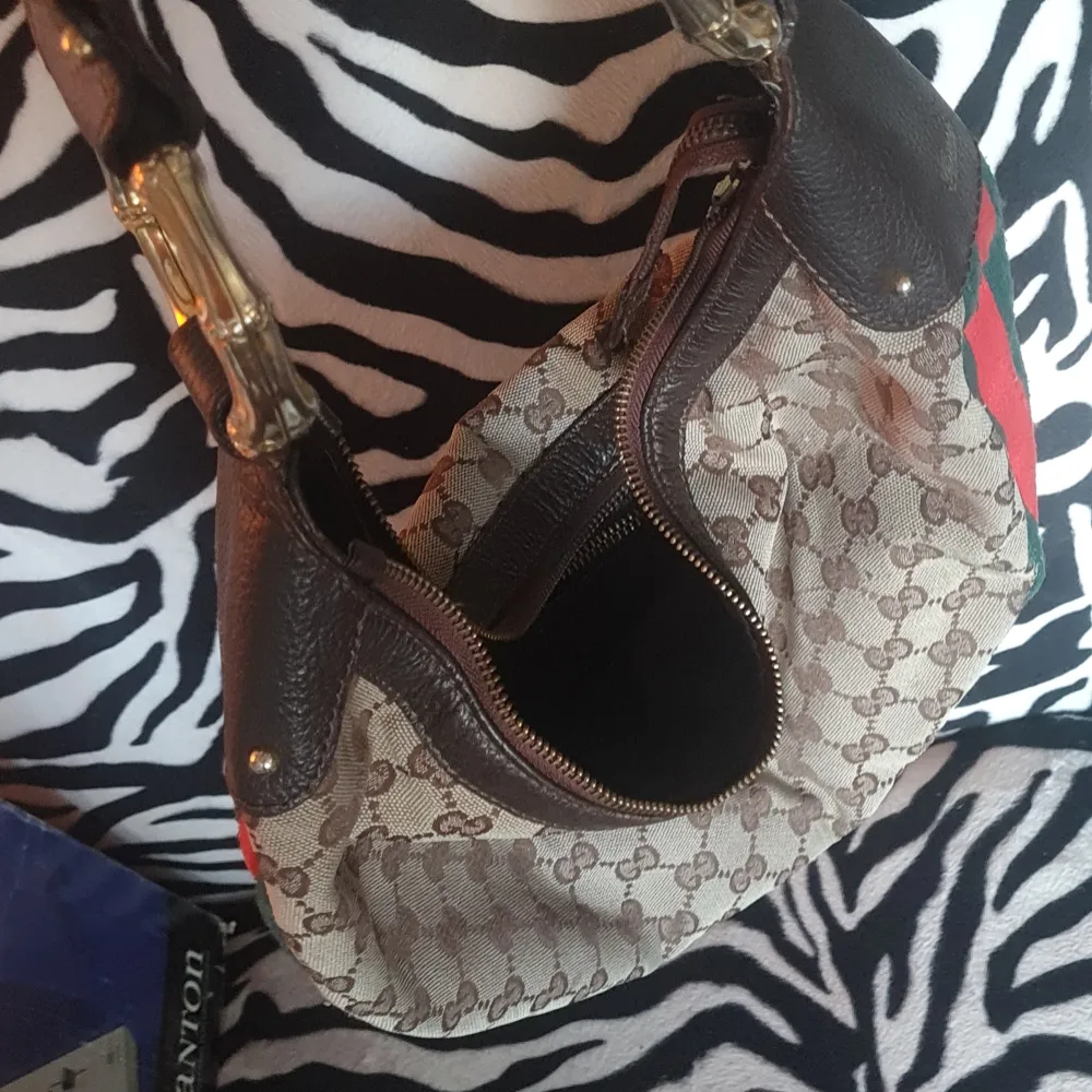 Gucci handbag*mint condition*. Väskor.