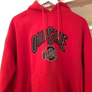 Vintage hoodie  - Säljer denna skitsnygga röda hoodien. Köpt secondhand, sitter oversized på mig som har s 