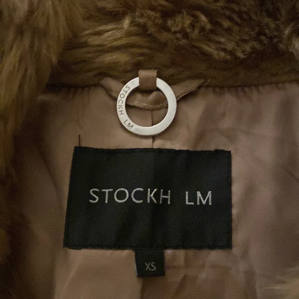 En mjuk och lång gosig kappa från Stockh lm i storlek xs-s. Jätte varm och go nu när det börjar bli kallt😍 Ordpris 900kr. Jackor.