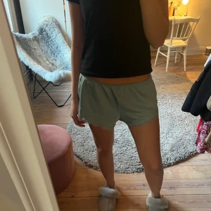 Jättefina sovshorts!!!  - Sååå fina shorts som är supersköna att ha hemma👏🏻👏🏻Så härlig färg!! Dem är i bra skick, endast lite noppriga men ingenting man tänker på❤️