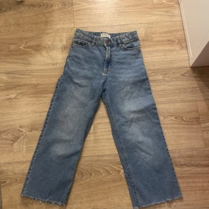 Jeans - Ett par byxor ifrån Lindex i strö 134, säljer dom för att dom är för små. Ny pris: 350
