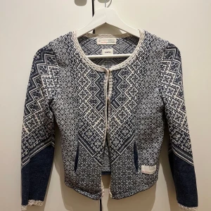 Odd Molly kofta  - Kofta från Odd Molly. Använd, men utan anmärkning.  Storlek: XS (1),   Material: 100% Bomull,     Köpte den på outlet butiken i Barkarby, därav varför det står Sample.