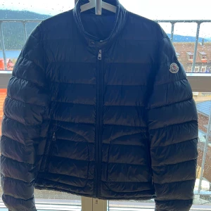 Moncler Acorus - Säljer min moncler jacka då den inte används. Size 5 vilket motsvarar L ish. Kvitto på Mail finns. Kan skickas.