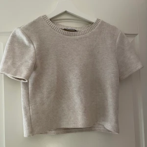 Stickad tröja - Stickad tröja från Zara som inte kommer till användning längre.