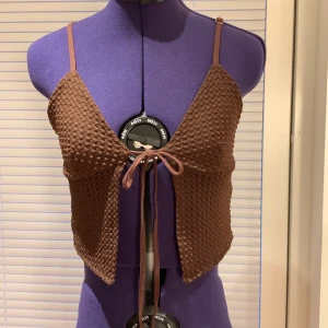 HM topp  - Super snygg topp från hm som jag köpte i somras men inte fick chansen att ha så mycket. Den är i nyskick.