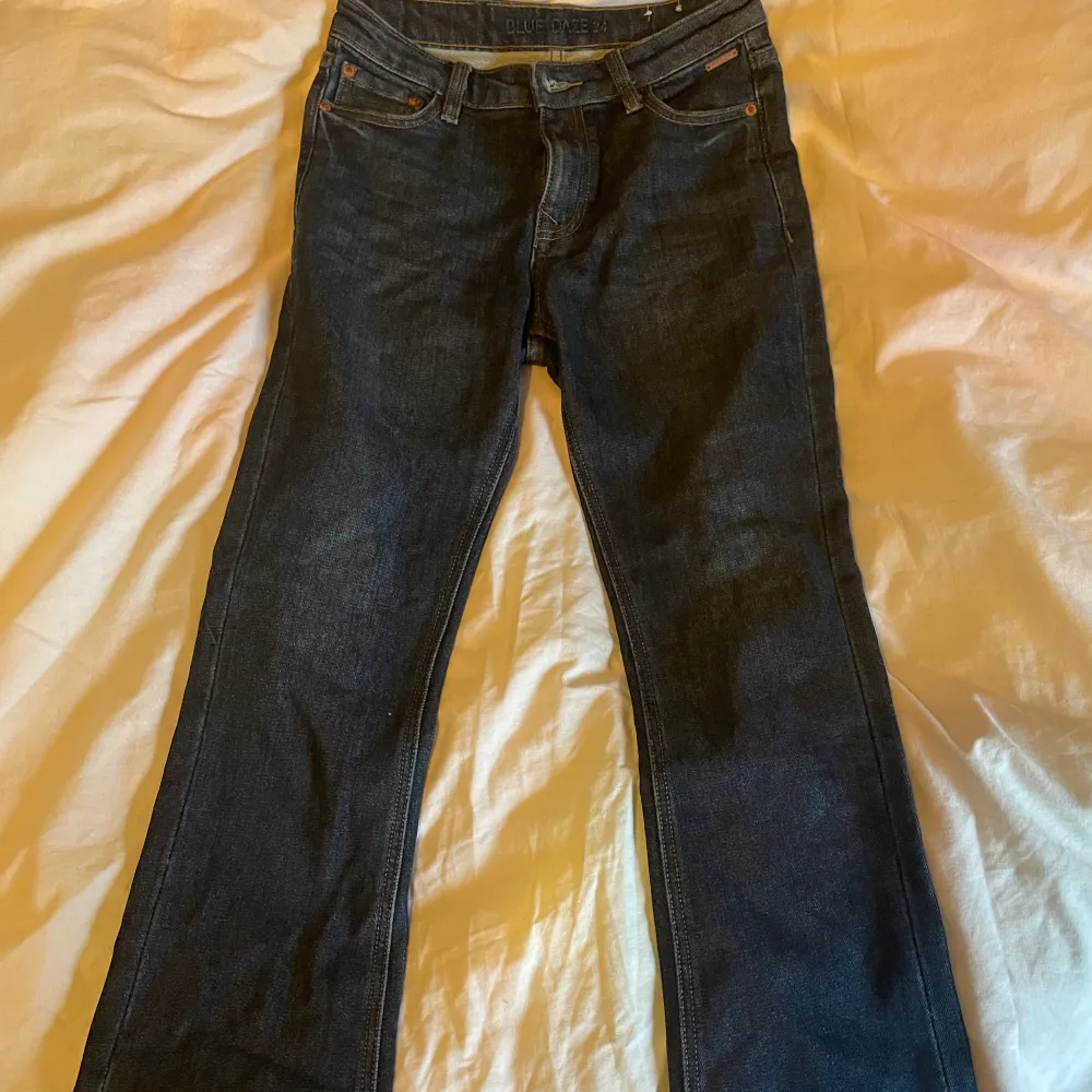 Blå jeans från blir daze! Perfekta nu till hösten. Säljer då de är korta för mig som är 168 men sitter väldigt bra! Flare/straight. Storlek 34. Nypris 699 . Jeans & Byxor.
