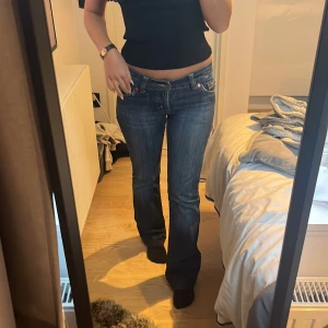 Lågmidjade jeans  - Säljer dessa lågmidjade jeansen. Köparen står för frakten 💖