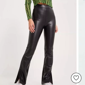 Skinnbyxor - Helt nya, lapp kvar🤍köptes för 399kr säljer för 149+frakt🤍 säljer pågrund av att jag köpte fel färg🤍storlek XS väldigt stretchiga så passar även S🤍 (fraktkostnaden kan ändras)🤍