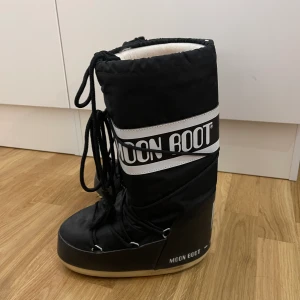 MOONBOOT - I princip helt oanvända moonboots. Storlek 35-38