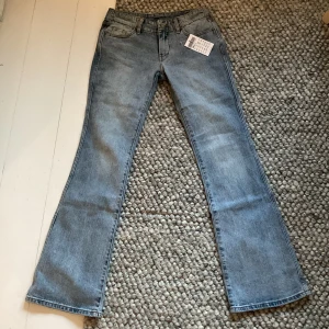 Jeans - helt nya utsvängda och lågmidjade jeans i modellen Eleanor från brandy melville 🫶säljer för att de var för långa på mig