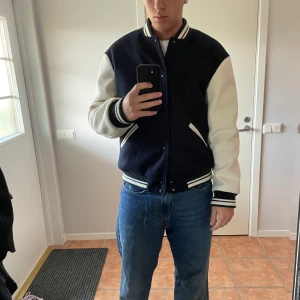 Blå collejacka - Skit snygg och varm college jacka från zara som tyvärr inte blivit använd alls och därför säljs. Jackan är i perfekt skick och kommer hålla dig varm under hela hösten och vintern.  Jag är 187 och den passar hur bra som helst.  
