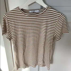 Vit beige/brun randig t-shirt från NAKD. I strl XXS, men passar även XS. I gott skick. 50kr + frakt