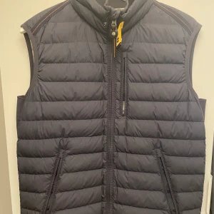 Parajumpers Väst Storlek M - Parajumpers Väst: Perfect-Man jacket  Storlek: M Köpt för: 2499 Färg: Mörk blå 