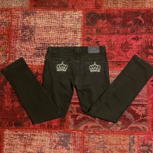 Victoria Beckham jeans - Tvär feta Victoria Beckham jeans med tryck på baksidan dom är straight leg och i perfekt skick, dom har en cool svart färg och passar med allt (skriv för mer info!!)