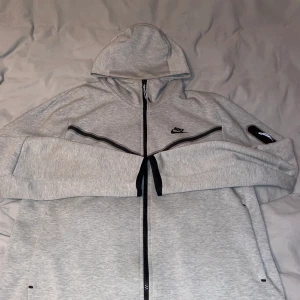 Nike Tech Fleece Grå - En väldigt fin och inprincip oanvänd Nike Tech Fleece, använd max 5 gånger.   Jag står för frakten.