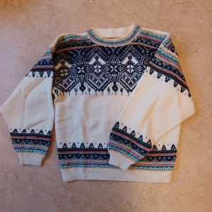 Färglad lusekofta - Färgglad handstickad lusekofta. Mjuk och varm (skulle gissa ull). Står ingen storlek men sitter oversized på mig som vanligtvis har xs/s. Priset kan diskuteras och det är bara att skriva för fler bilder🥰