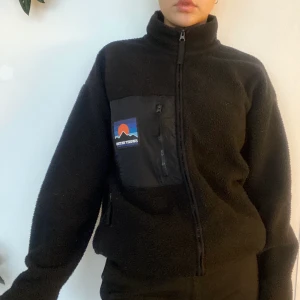 SWEET SKTBS fleece jacka - Otroligt mysig och snygg fleece från sweet skateboards. Den är i herrmodell i storlek S, men oversized och snarare en storlek M/L i dam. Nypris 799, knappt använd. 