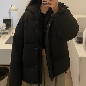 Puffer jacket - Svart puffer jacket/dunjacka från MONKI. Aldrig använd. Storlek S men passar jättebra på M. Köpt för 750kr. 