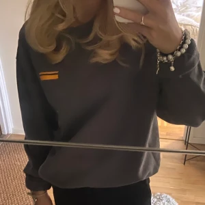 Sweatshirt  - Säljer även denna sweatshirt med tryck på ryggen. Tröjan är från herravdelningen och är därför något stor i storlek. Tröjan sitter lite oversized på mig som har xs.
