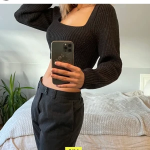 Zara topp  - En stickad långärmad crop top från zara. Använd fåtal gånger så den är som ny. 