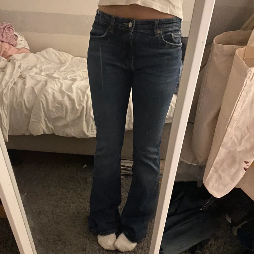 Säljer mina low-/midwaisted jeans från Zara, köpta i somras🥰Storlek 36 och är i bra längd för mig som är ungefär 170 cm. Endast använda en gång, skriv för fler bilder 💕 Säljer för 180kr + frakt men priset kan diskuteras.. Jeans & Byxor.